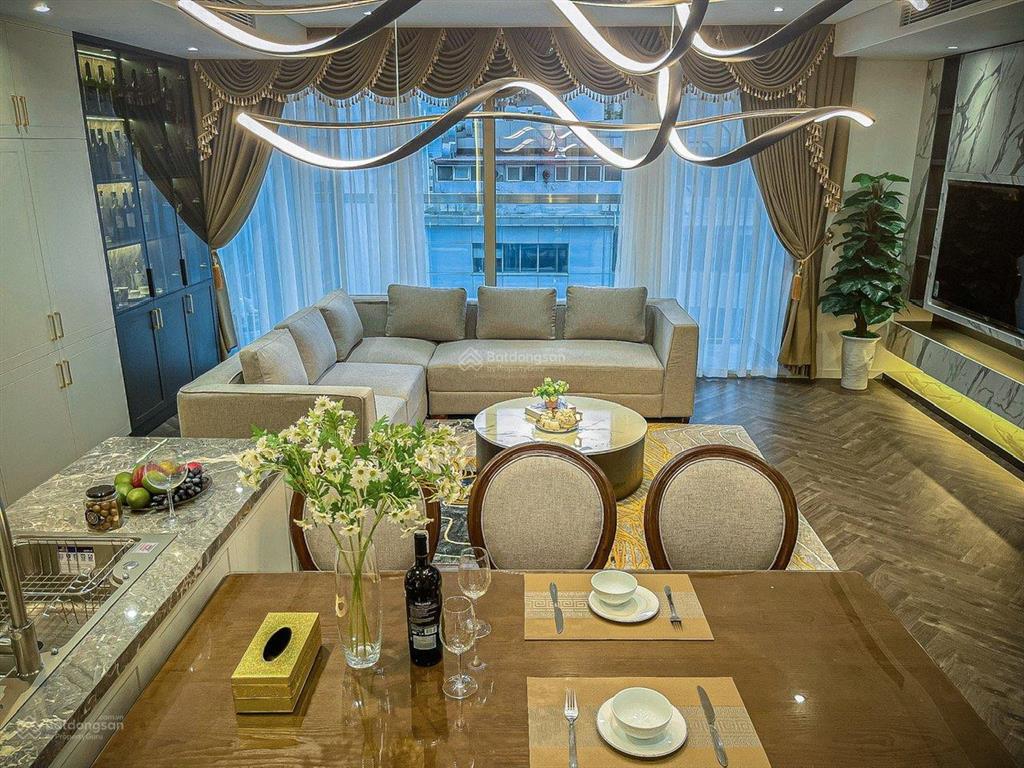 Bán căn 3 phòng ngủ 136m2 giá 17.3 tỷ, full nội thất đẹp chỉ vệc ở ngay, ban công đông nam