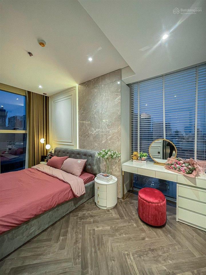Bán căn 3 phòng ngủ 136m2 giá 17.3 tỷ, full nội thất đẹp chỉ vệc ở ngay, ban công đông nam