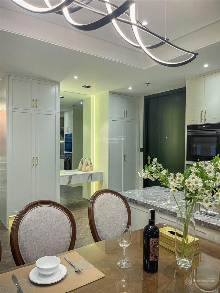 Bán căn 3 phòng ngủ 136m2 giá 17.3 tỷ, full nội thất đẹp chỉ vệc ở ngay, ban công đông nam