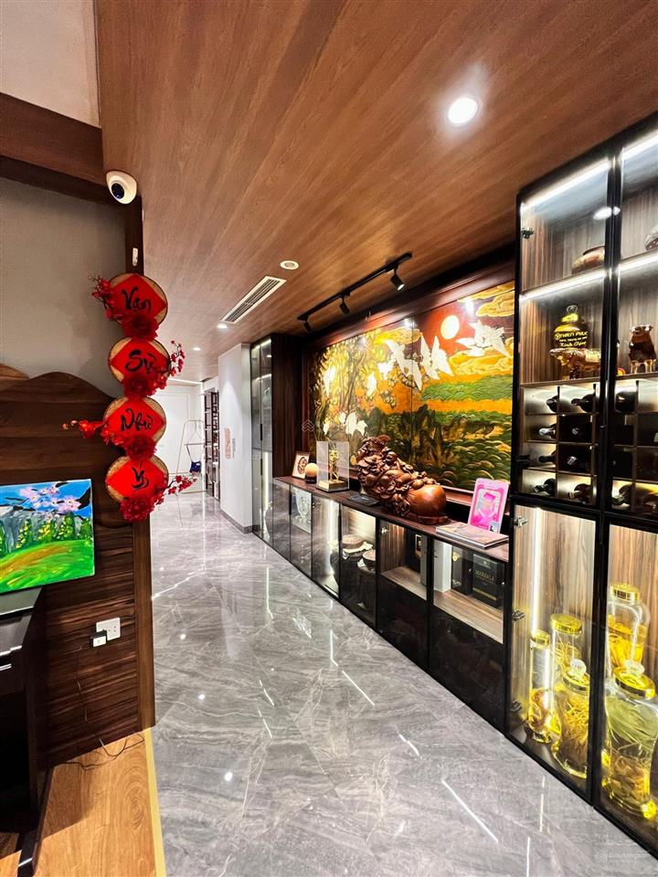 Bán căn 3 phòng ngủ, 198m2 giá 16,4 tỷ, view đẹp, trục đẹp tòa thành công tower