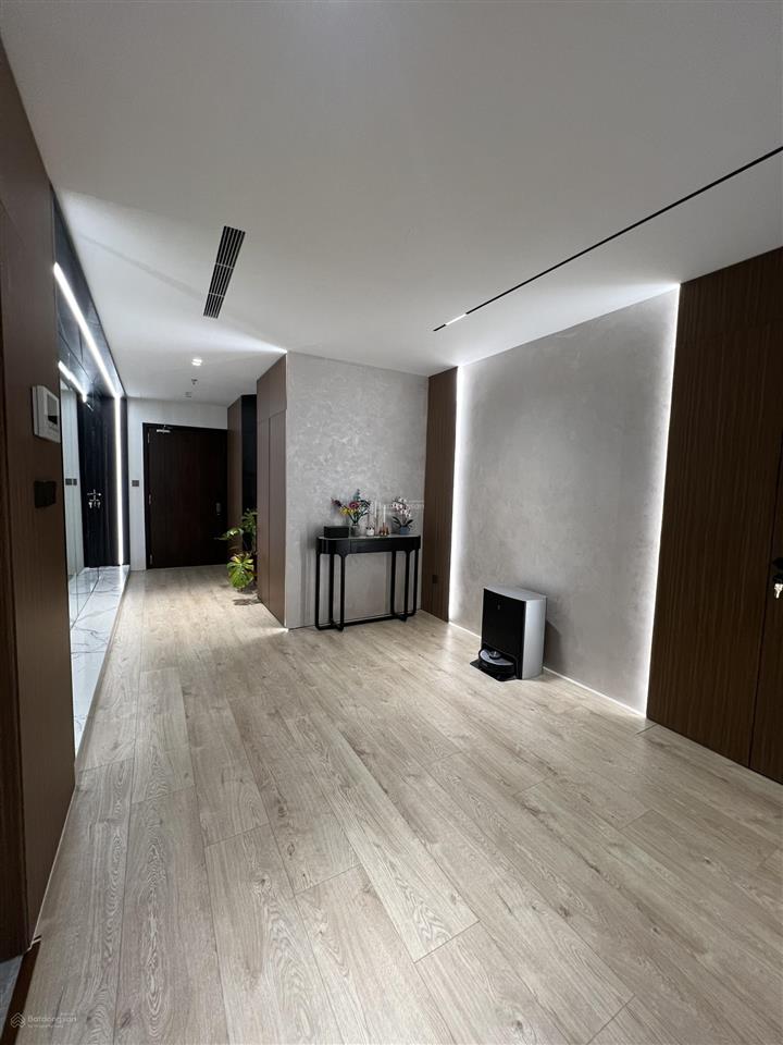 Bán căn 4 phòng ngủ 210m2 giá 17 tỷ, ban công đông nam thoáng mát, trục đẹp tòa discovery