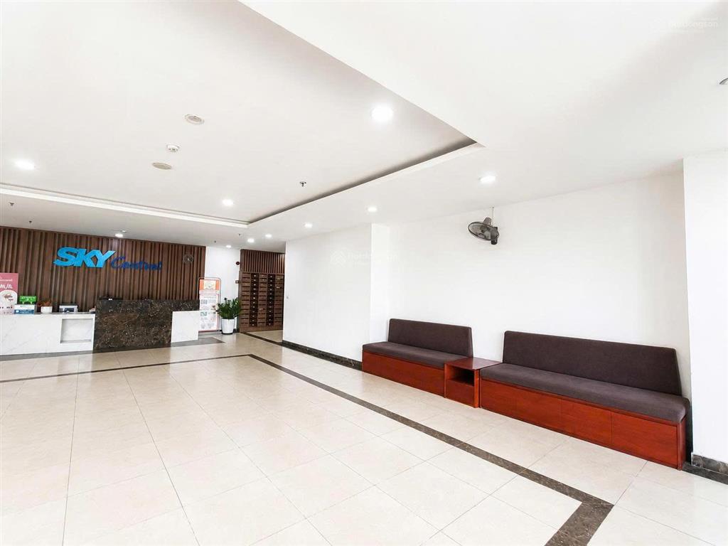 Bán căn 2 phòng ngủ, 75m2 giá 5,3 tỷ, giá tốt, chủ nhà thiện chí, trục đẹp sky central