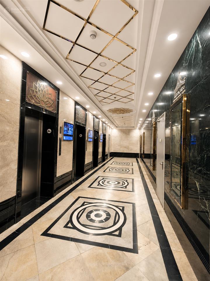 Bán căn 3 phòng ngủ 136m² giá 17.1 tỷ, full nội thất đẹp chỉ việc ở, ban công đông nam, 2 lốt ô tô