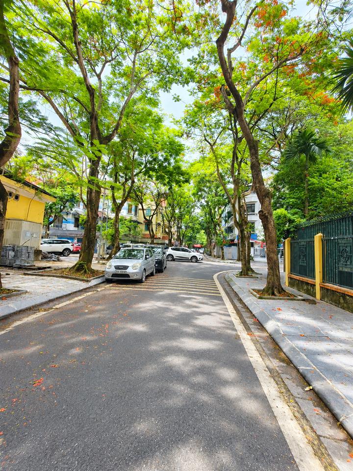 Căn 3pn giá tốt khu vực 78m2 giá 5,7 tỷ, chủ nhà cực kỳ thiện chí bán, tòa nhà đẹp kđt định công