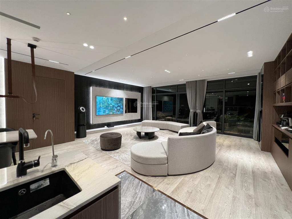 Bán căn 2 phòng ngủ 95m2. giá 10 tỷ, full nội thất chỉ việc ở, căn đẹp tại tòa 93 lò đúc
