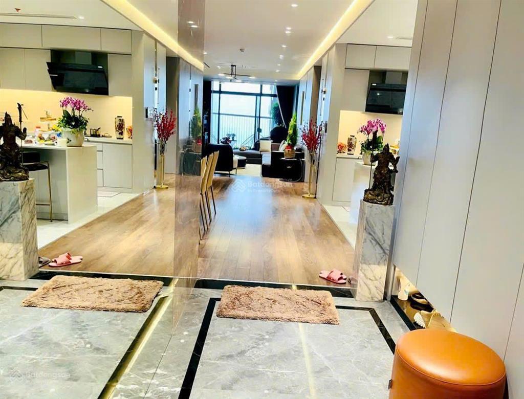 Bán căn 2 phòng ngủ 96m2 giá 10 tỷ, full nội thất, căn hộ cao cấp, đẳng cấp thượng lưu