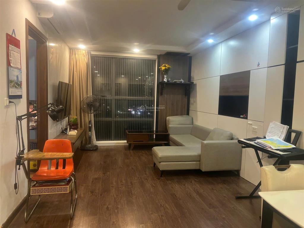Bán căn 2 phòng ngủ 80m2, giá 6.3 tỷ, chủ nhà cực kỳ thiện chí, nội thất đẹp, view hồ cực đẹp