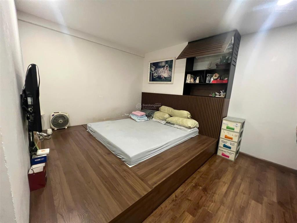 Bán căn 2 phòng ngủ 80m2, giá 6.3 tỷ, chủ nhà cực kỳ thiện chí, nội thất đẹp, view hồ cực đẹp