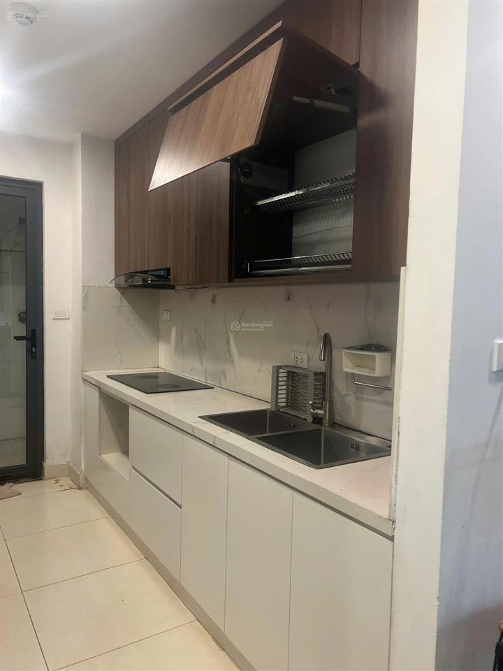 Bán căn 2 phòng ngủ 80m2, giá 6.3 tỷ, chủ nhà cực kỳ thiện chí, nội thất đẹp, view hồ cực đẹp