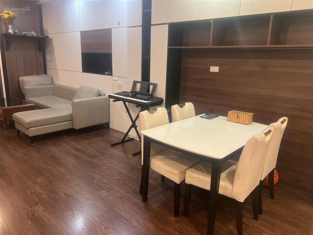 Bán căn 2 phòng ngủ 80m2, giá 6.3 tỷ, chủ nhà cực kỳ thiện chí, nội thất đẹp, view hồ cực đẹp