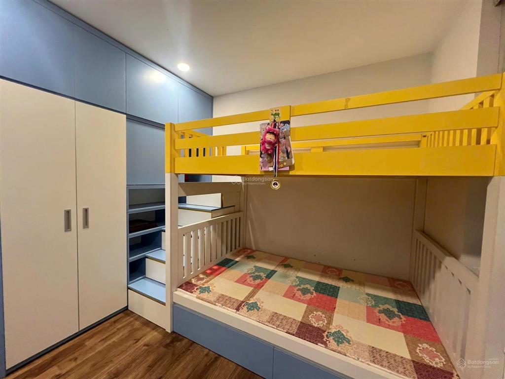 Bán căn 2 phòng ngủ 80m2, giá 6.3 tỷ, chủ nhà cực kỳ thiện chí, nội thất đẹp, view hồ cực đẹp
