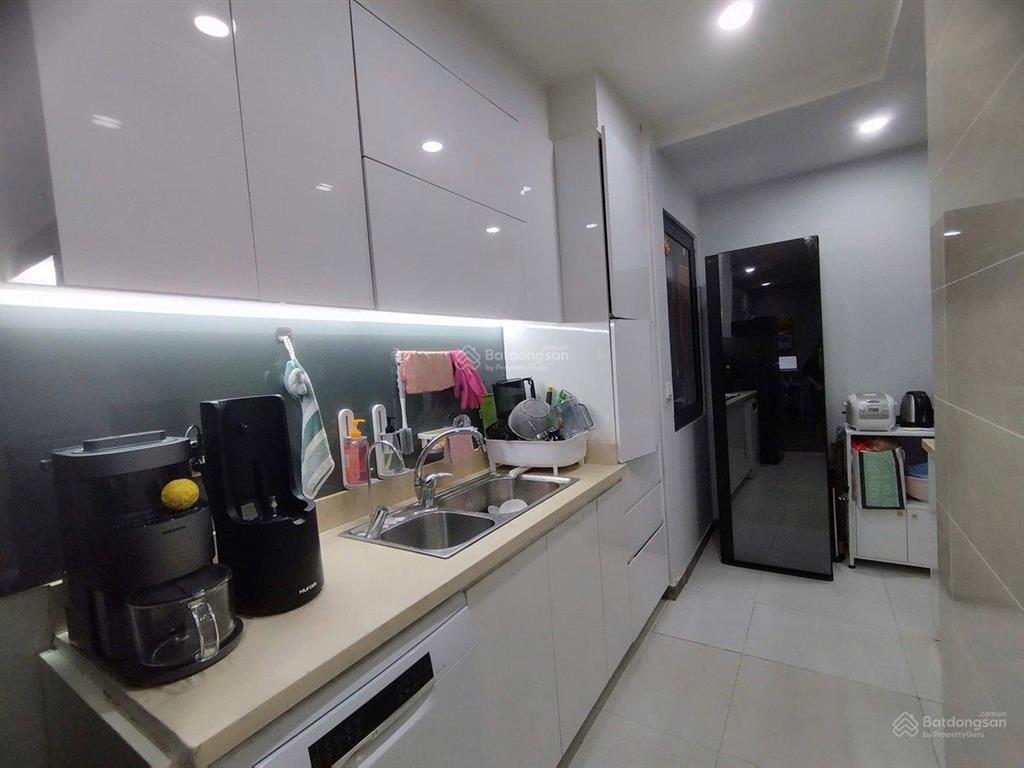 Bán căn 2 ngủ 80m2 giá 8 tỷ, ban công đông nam, view cực đẹp, full nội thất, trục đẹp tòa