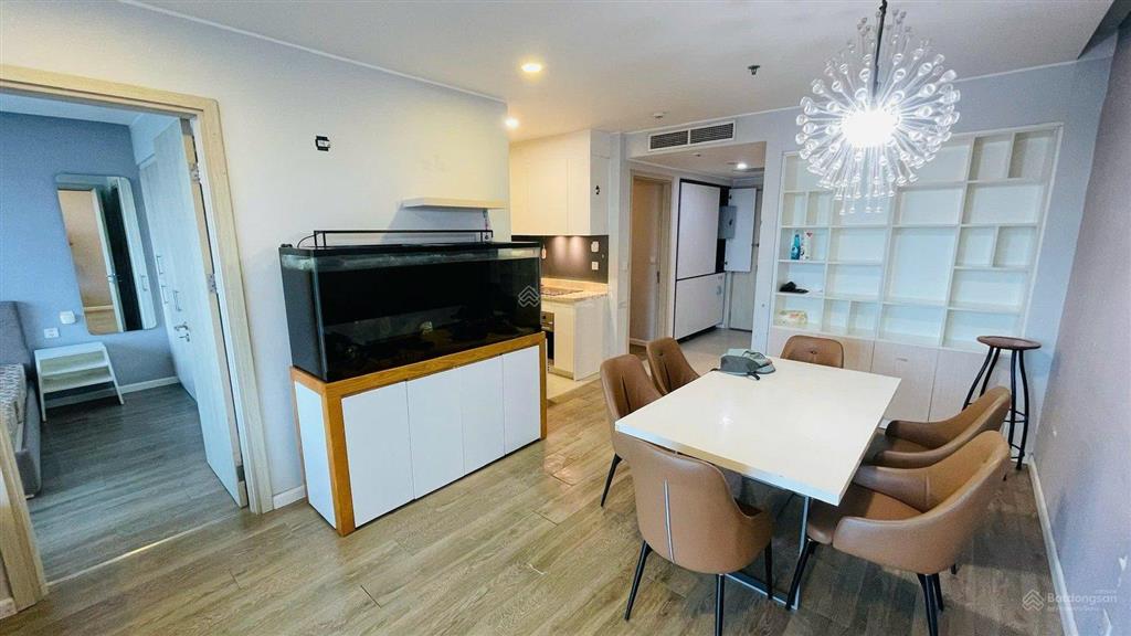 Bán căn 2 ngủ 80m2 giá 8 tỷ, ban công đông nam, view cực đẹp, full nội thất, trục đẹp tòa