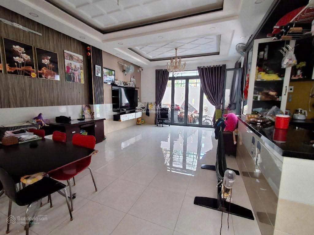 Nhà bè  3 tầng  đường xe tải 8m  93m²  gara ô tô  hoàn công đầy đủ  chỉ 5ty9