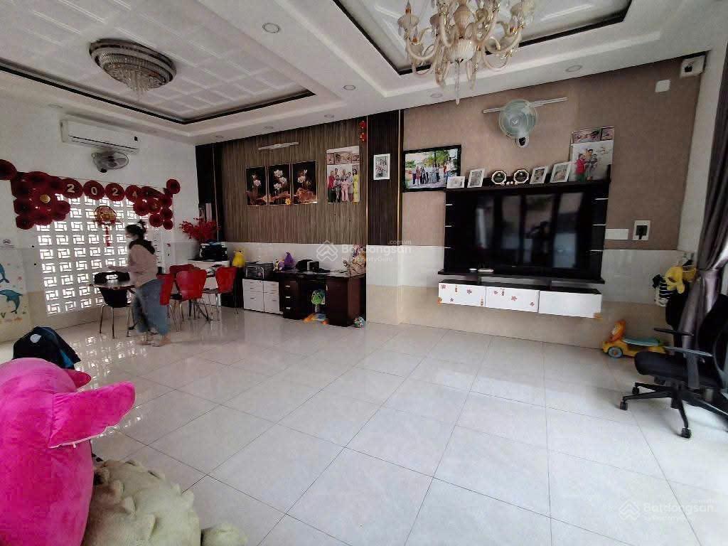 Nhà bè  3 tầng  đường xe tải 8m  93m²  gara ô tô  hoàn công đầy đủ  chỉ 5ty9