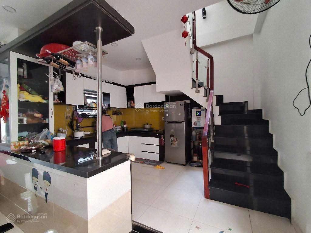 Nhà bè  3 tầng  đường xe tải 8m  93m²  gara ô tô  hoàn công đầy đủ  chỉ 5ty9