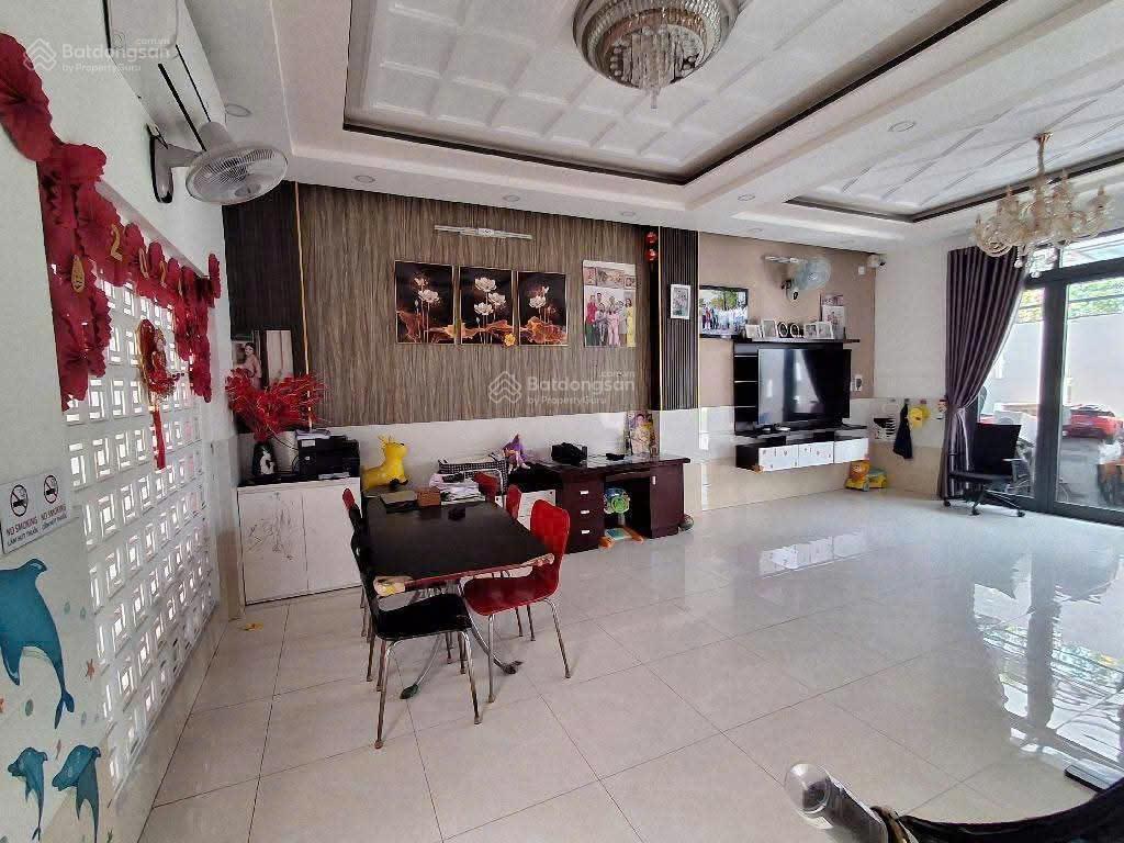 Nhà bè  3 tầng  đường xe tải 8m  93m²  gara ô tô  hoàn công đầy đủ  chỉ 5ty9