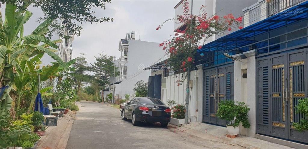 Nhà bè  3 tầng  đường xe tải 8m  93m²  gara ô tô  hoàn công đầy đủ  chỉ 5ty9