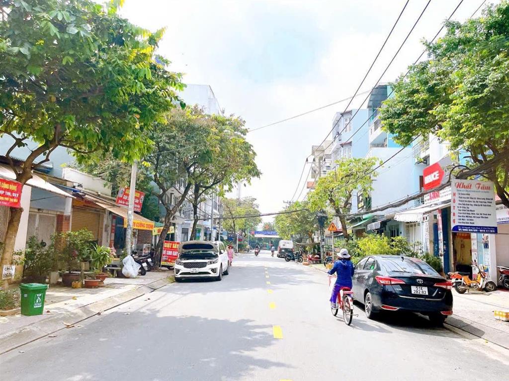 Bán chdv 7 tầng  mt đường  ngay tân hương, độc lập  150m2, ngang 8m  34tỷ