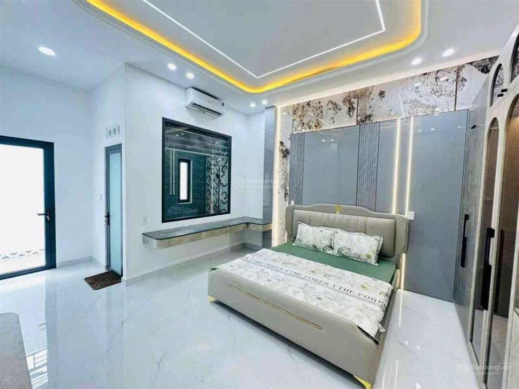 Chỉ hơn 8 tỷ  cn 80m2 vuông, ngang hơn 4m  3 tầng đẹp, mới  hxh 7 chỗ  gần phạm văn bạch