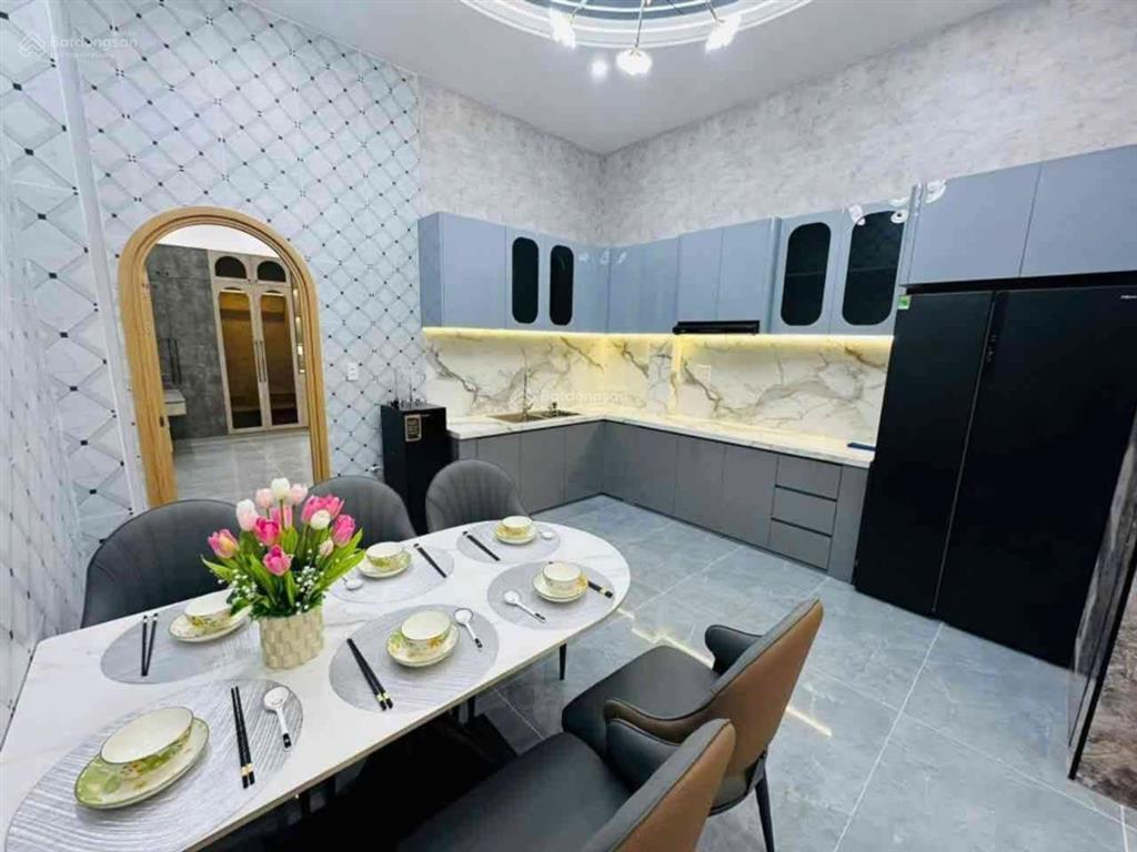 Chỉ hơn 8 tỷ  cn 80m2 vuông, ngang hơn 4m  3 tầng đẹp, mới  hxh 7 chỗ  gần phạm văn bạch