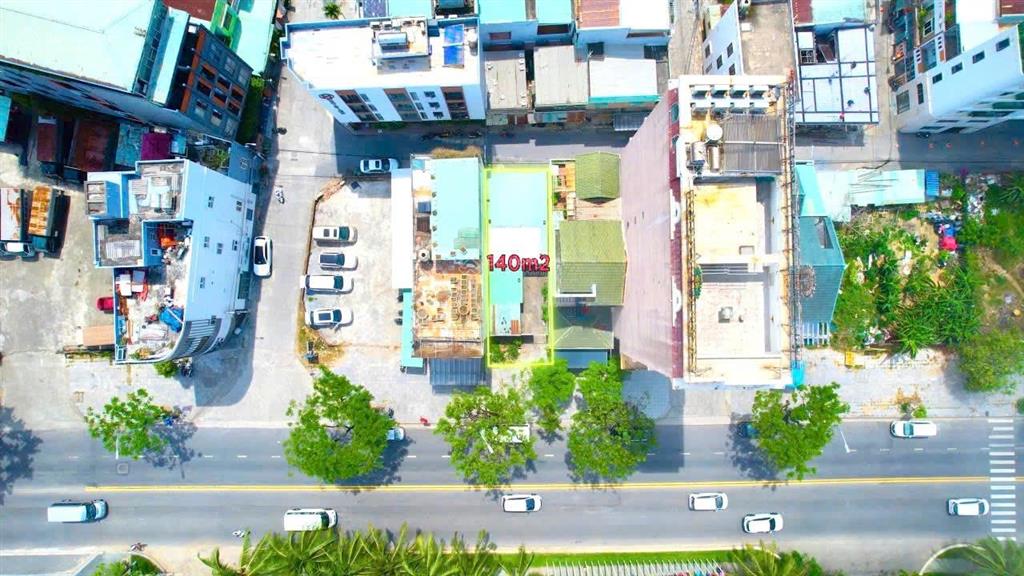 Mặt tiền võ nguyên giáp 140m2 ngang 7m, đối diện có lối đi bộ ra biển