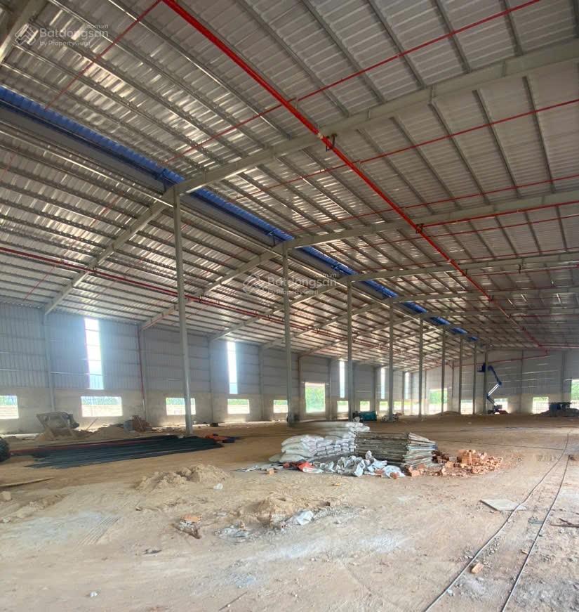 Tổng đất 5800m2, xưởng 3400m2, mới đẹp gần hoàn thiện cho thuê tại tân uyên, giá tốt