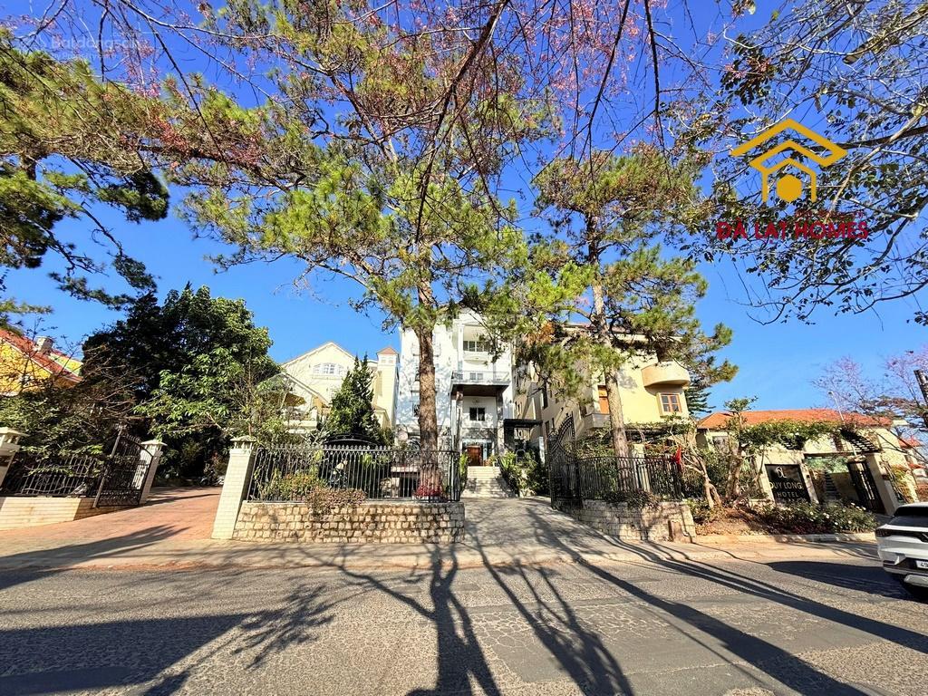 Bán khách sạn triệu việt vương đà lạt 85 tỷ mặt tiền, đẹp ,hiện đại view thoáng