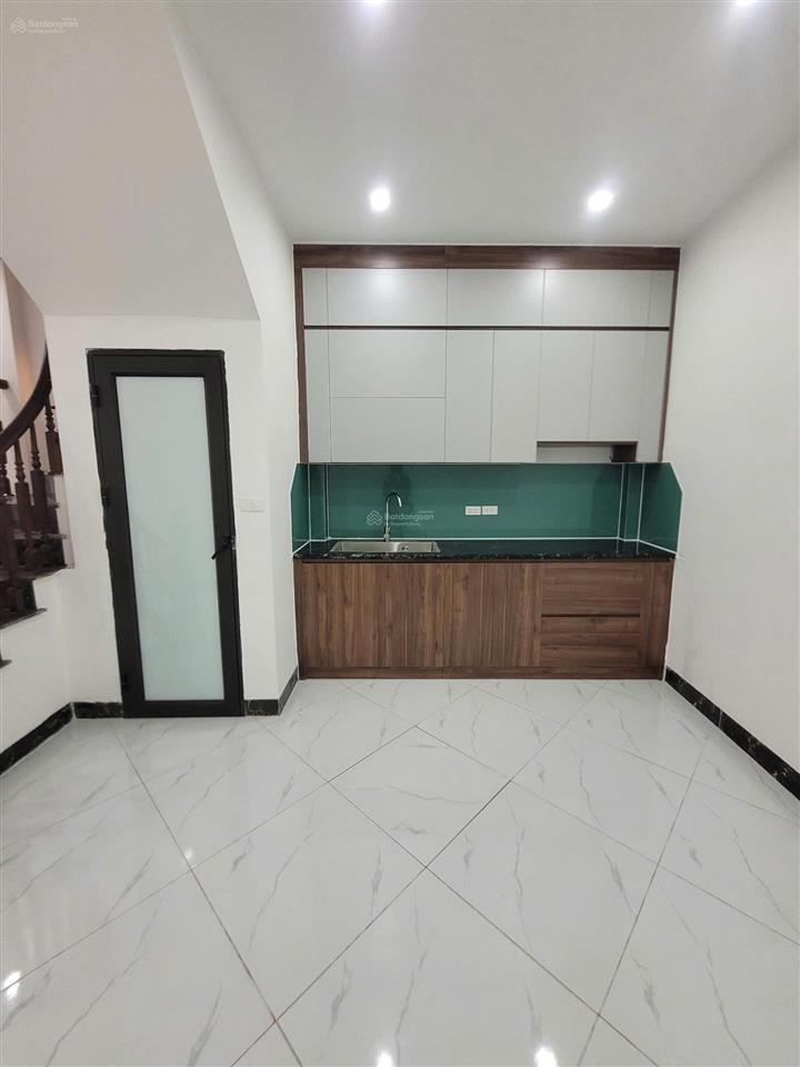 Chủ cần tiền hạ giá bán gấp nhà 50m xây 5 tầng, ngõ oto giá tham khảo tốt trong khu vực
