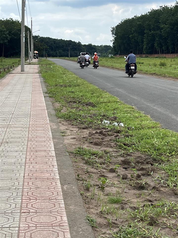 Khách sg gửi bán lô đất minh lập  chơn thành, cách quốc lộ 14 2 phút kdc đông