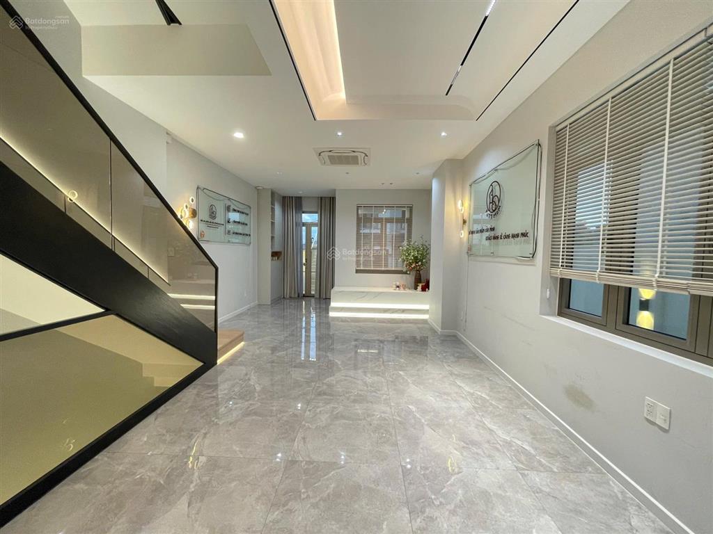 Cho thuê nhà phố quận 7, 129.5m, hầm 3 tầng + tum, giá 42 triệu/tháng