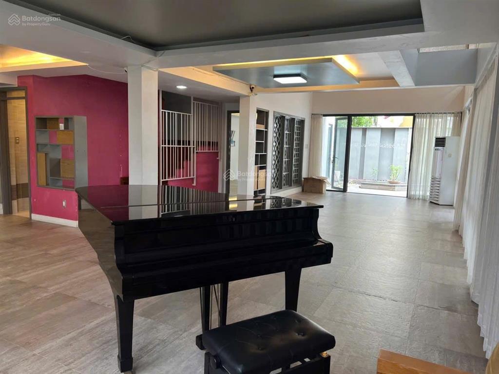 Cho thuê villa sân vườn quận 7, 10x21m, 5pn, có nội thất, giá 50 triệu/tháng