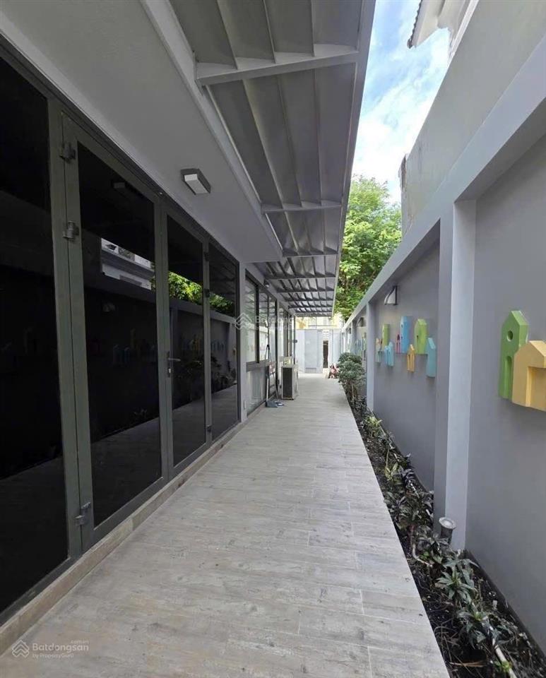 Cho thuê villa sân vườn quận 7, 10x21m, 5pn, có nội thất, giá 50 triệu/tháng