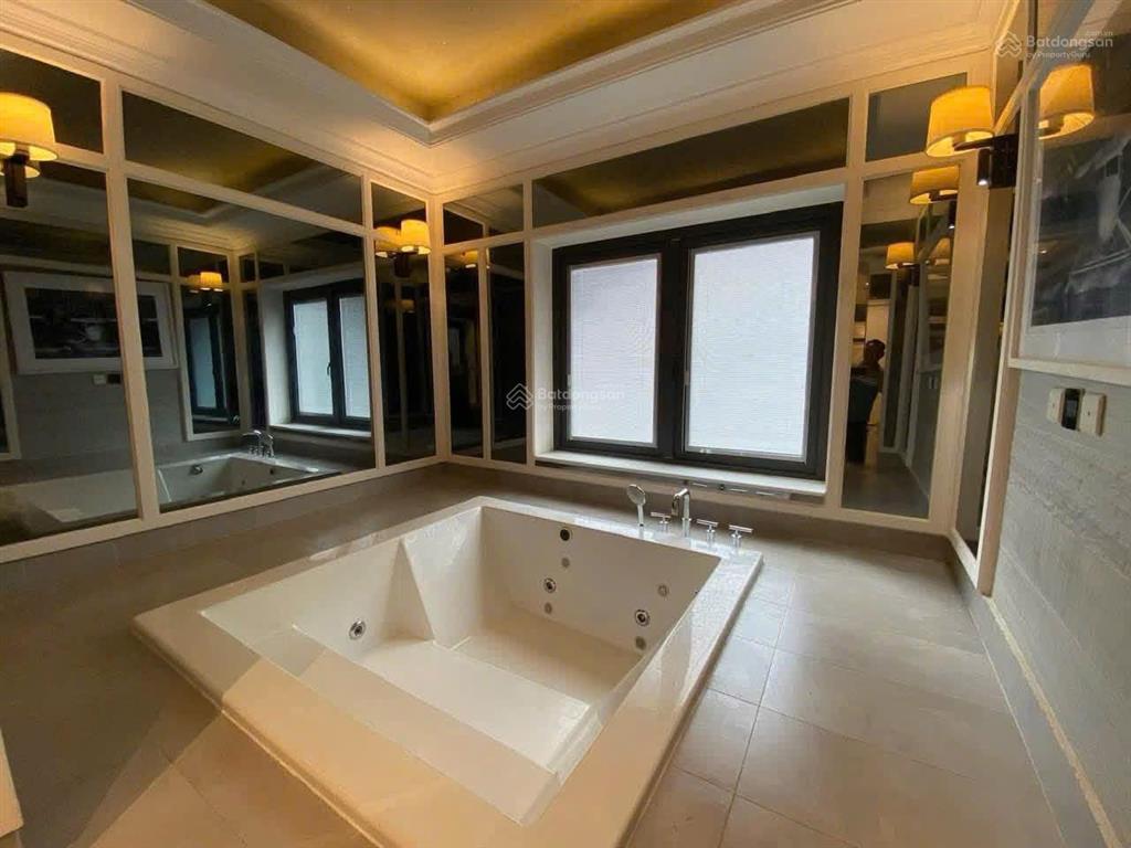Cho thuê biệt thự đơn lập phú mỹ hưng, 272m, 4pn, nội thất cao cấp, hồ cá sân vườn, 115tr/tháng
