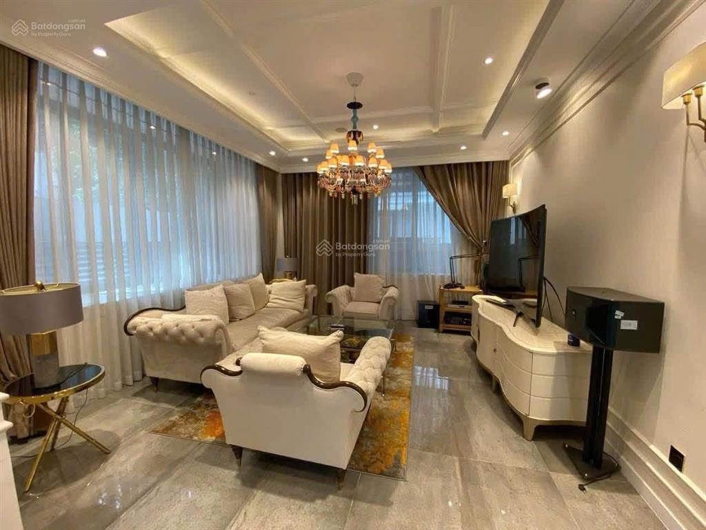 Cho thuê biệt thự đơn lập phú mỹ hưng, 272m, 4pn, nội thất cao cấp, hồ cá sân vườn, 115tr/tháng