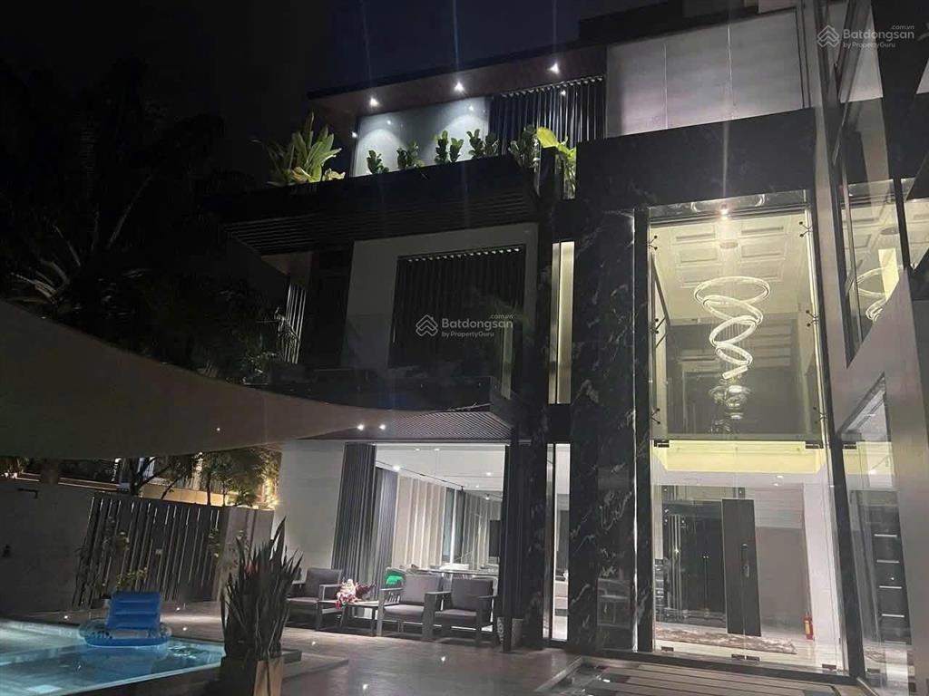 Biệt thự tứ lập góc phú mỹ hưng, 315m, hồ bơi riêng, gara 3 ô tô, thang máy 8.000 usd/tháng