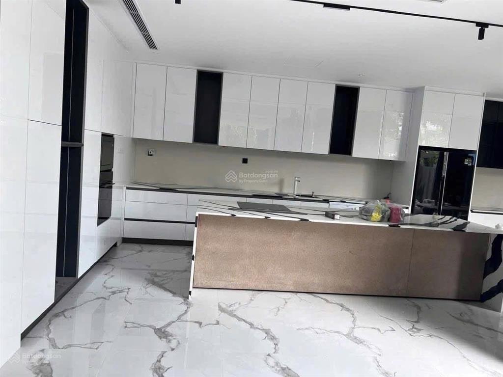 Biệt thự tứ lập góc phú mỹ hưng, 315m, hồ bơi riêng, gara 3 ô tô, thang máy 8.000 usd/tháng