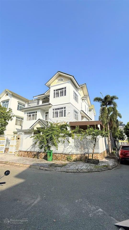 Biệt thự ven sông quận 7, dt 300m, 5pn, 5wc, giá 45 triệu/tháng