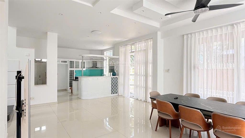 Biệt thự ven sông quận 7, dt 300m, 5pn, 5wc, giá 45 triệu/tháng