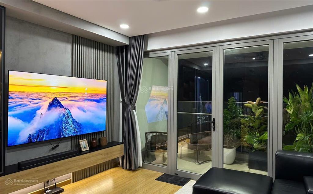 Căn hộ 2pn2wc view sân bóng 89m² lầu cao chủ gửi cho thuê tại sky 89  quận 7