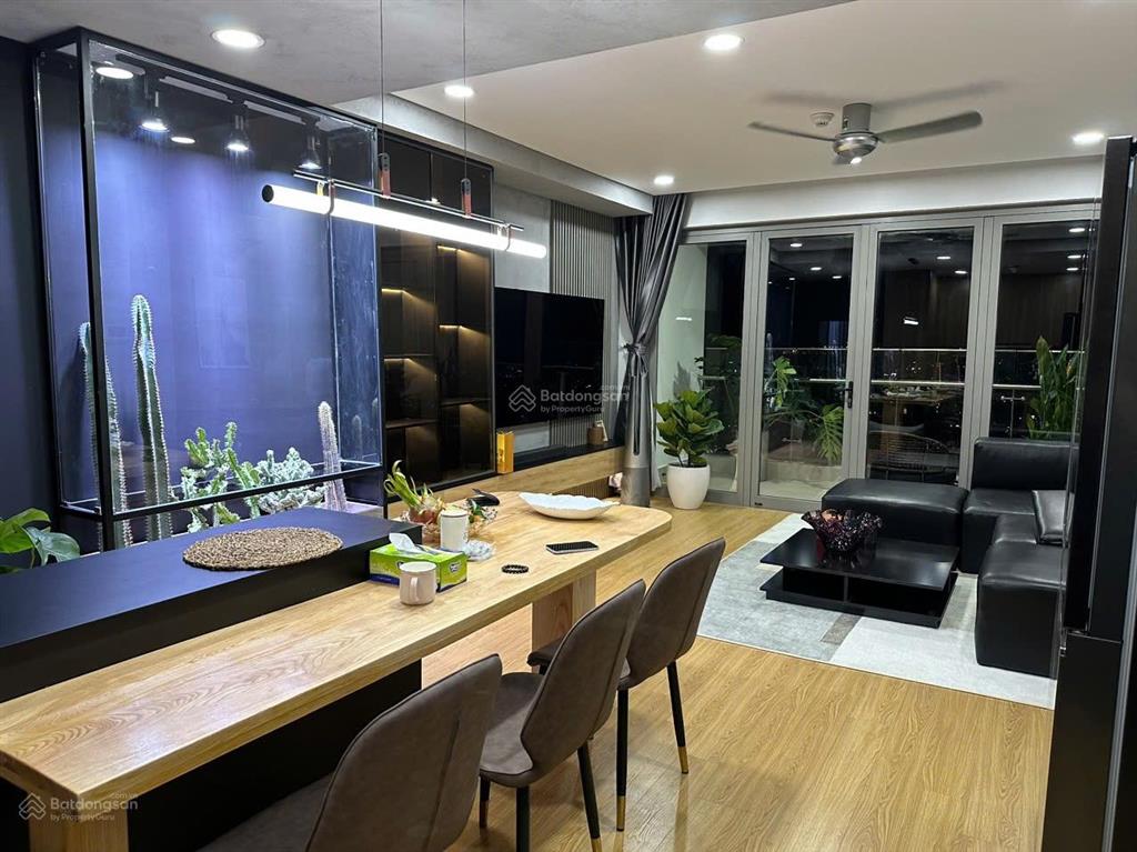 Căn hộ 2pn2wc view sân bóng 89m² lầu cao chủ gửi cho thuê tại sky 89  quận 7
