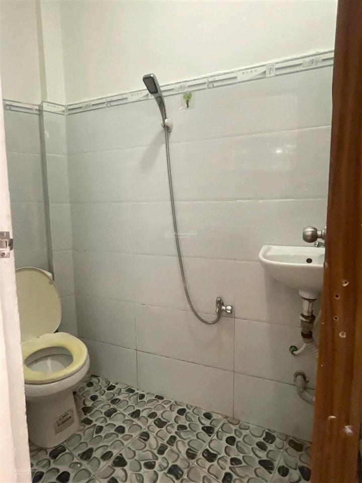 Nhà cho thuê nguyên căn đường số q4 4x5 trệt 2lầu + 2pn & 2wc ~ ôtô đỗ cửa sát mặt tiền hoàng diệu