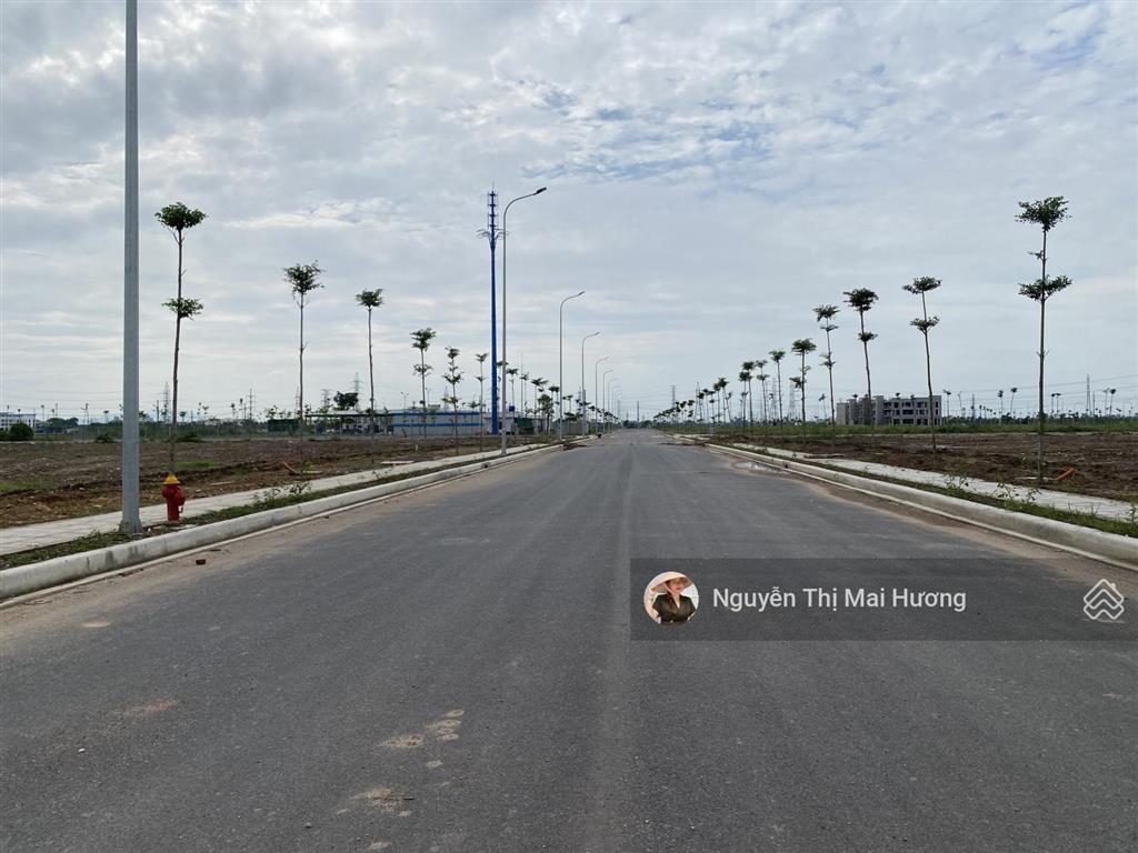Chính chủ bán lô nhà xưởng 2700m2, giá gốc 6,5tr/m2, giá bán từ 8,xtr/m2. vị trí đẹp, trục đường to