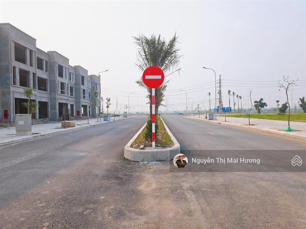 Chính chủ bán lô nhà xưởng 2700m2, giá gốc 6,5tr/m2, giá bán 8,xtr/m2. vị trí đẹp, trục đường to