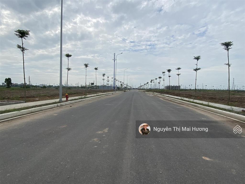 Chính chủ bán lô nhà xưởng 2700m2, giá gốc 6,5tr/m2, giá bán 8,xtr/m2. vị trí đẹp, trục đường to