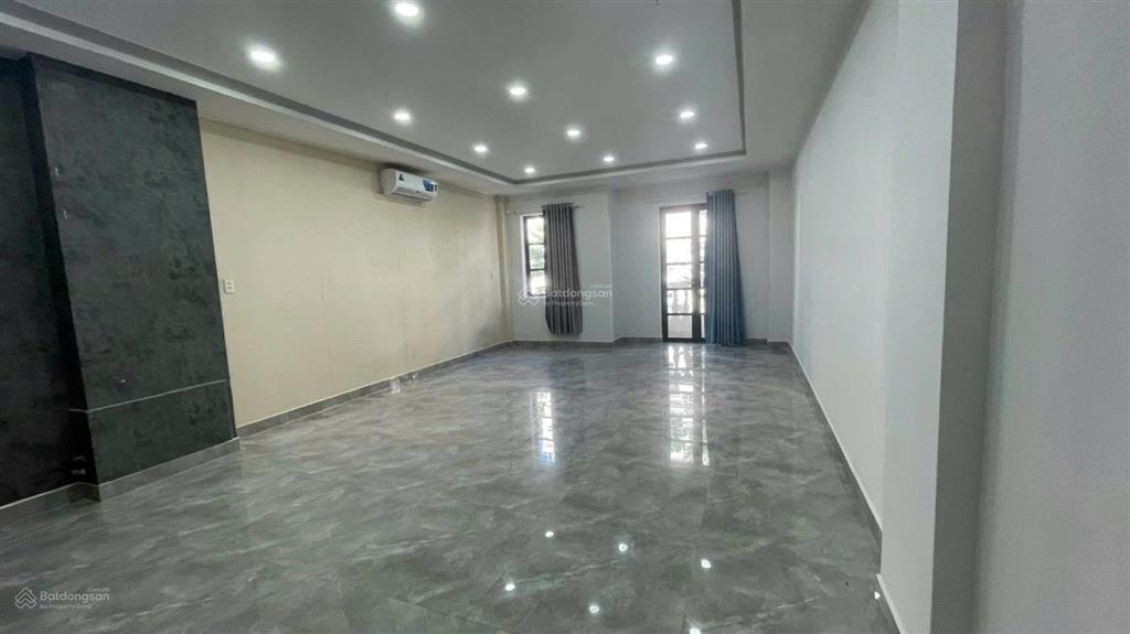 Cho thuê văn phòng rộng giá 7tr5/th có ban công khu cityland p10 gò vấp