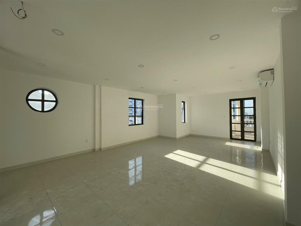 Cho thuê nguyên sàn văn phòng trống suốt 11tr/th có ban công, thang máy khu cityland p10 gò vấp