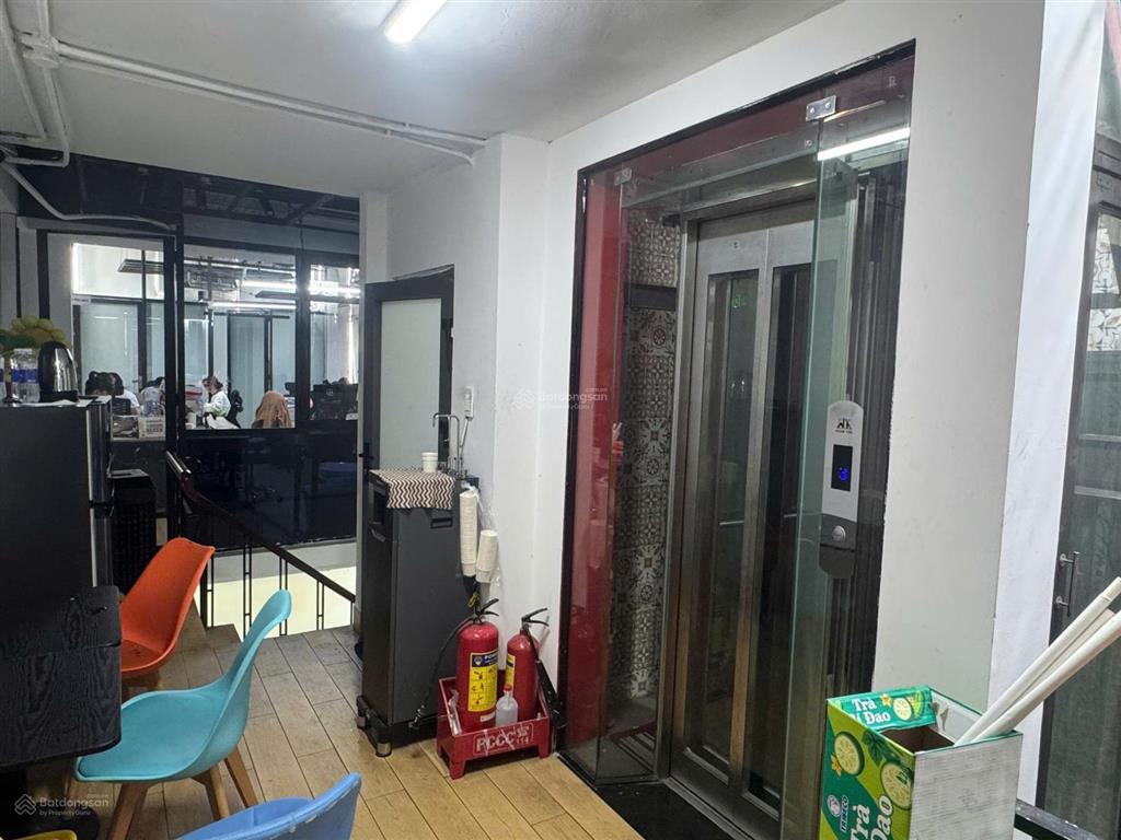 Cho thuê văn phòng 30m2 full bàn ghế giá 6tr5 có thang máy, bảo vệ tại phan văn trị, gò vấp