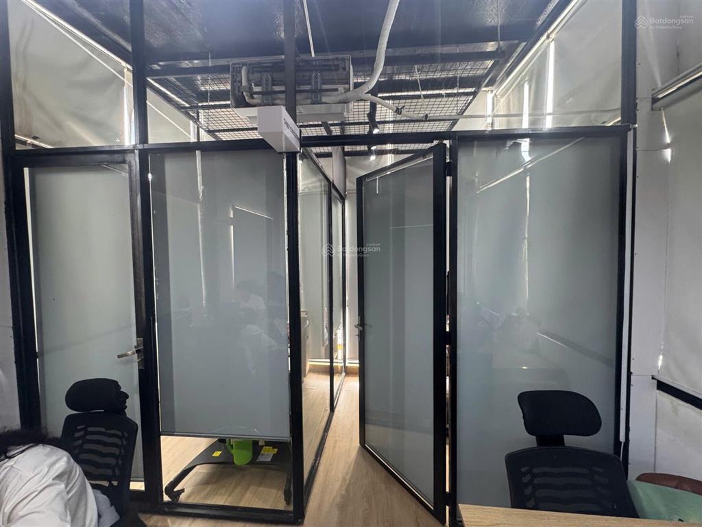 Cho thuê văn phòng 30m2 full bàn ghế giá 6tr5 có thang máy, bảo vệ tại phan văn trị, gò vấp