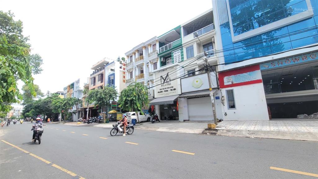 Hàng độc quyền! building khu tên lửa 9x20m hầm 5 tầng ốp kính ngay siêu thị coop mart, chốt 35 tỷ